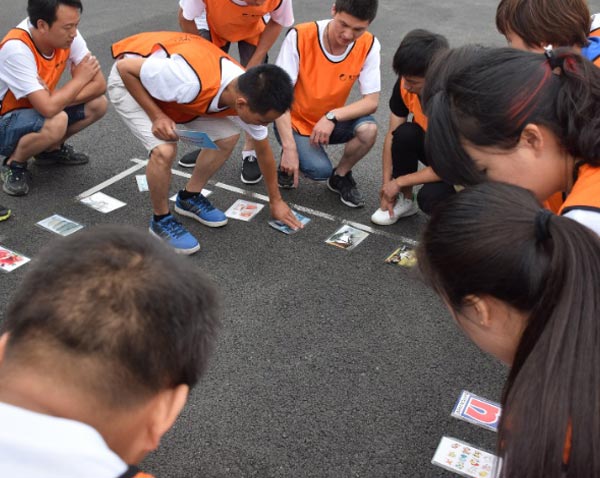 真假难辩：一场考验观察力与判断力的团建活动游戏